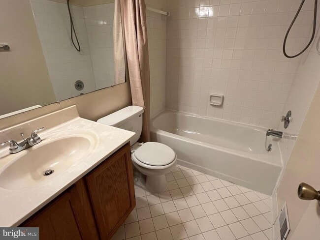 Building Photo - 18002 Sunset Lake Ct