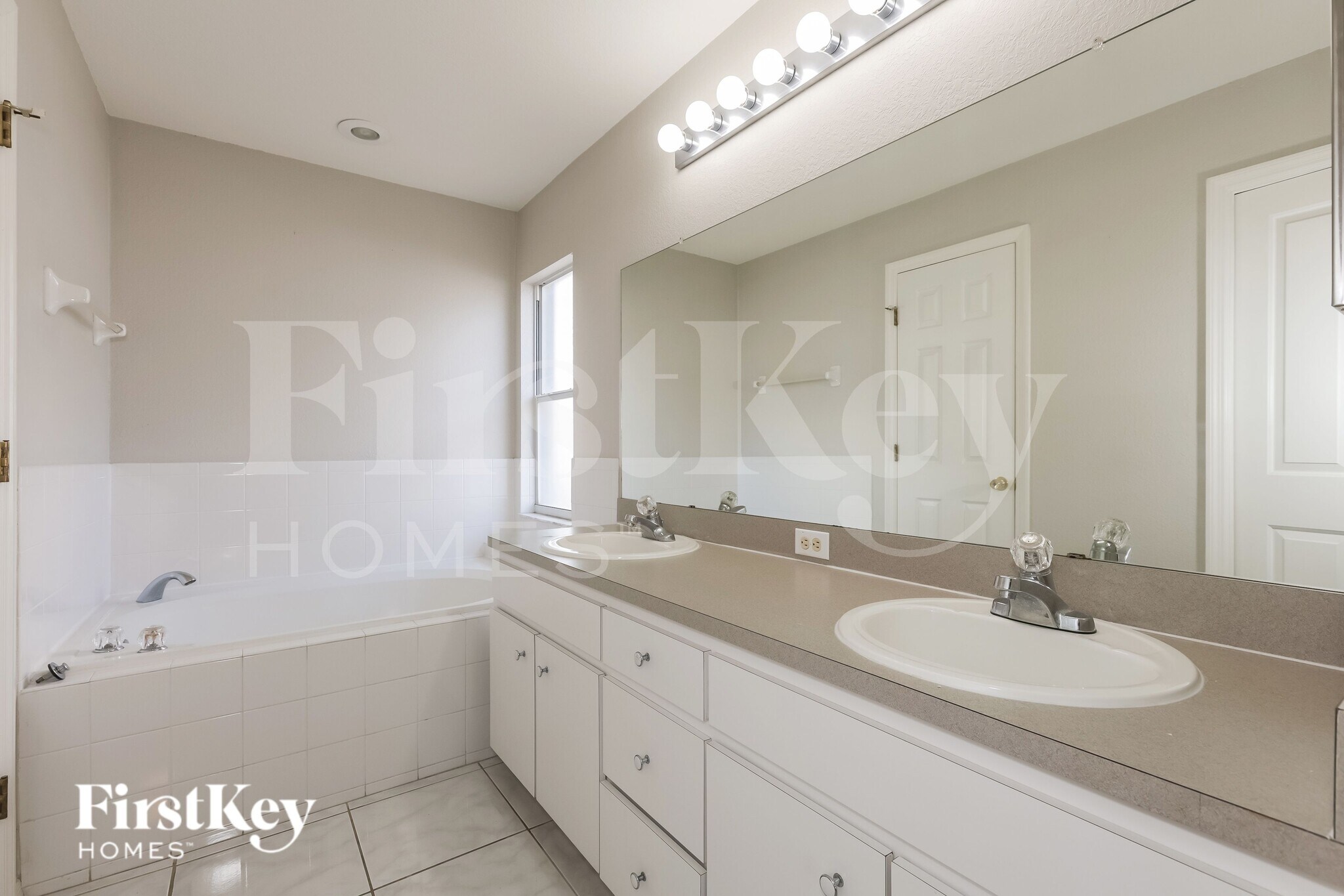 Building Photo - 1237 E Grove Ave