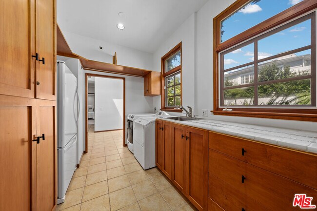 Building Photo - 120 Larkin Pl
