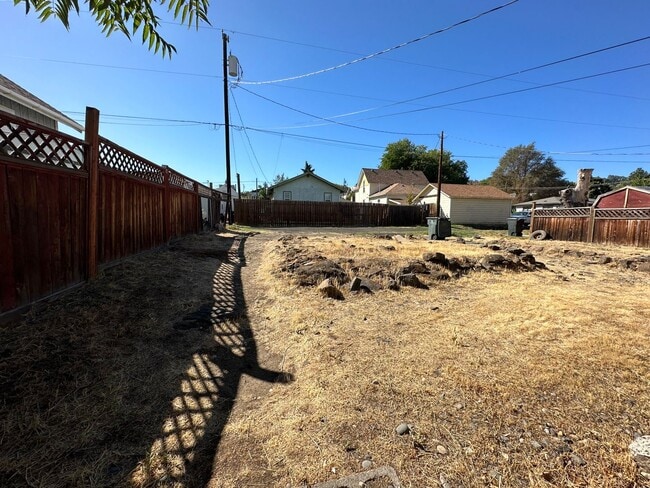 Building Photo - 2 Bedroom Unit in The Dalles For Rent