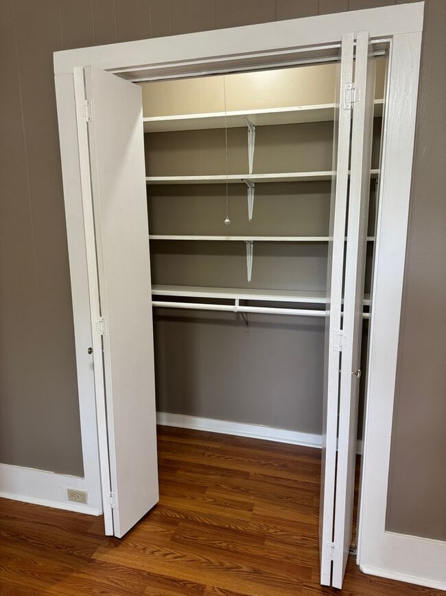 Building Photo - 2-bed/1-bath Downstairs unit!