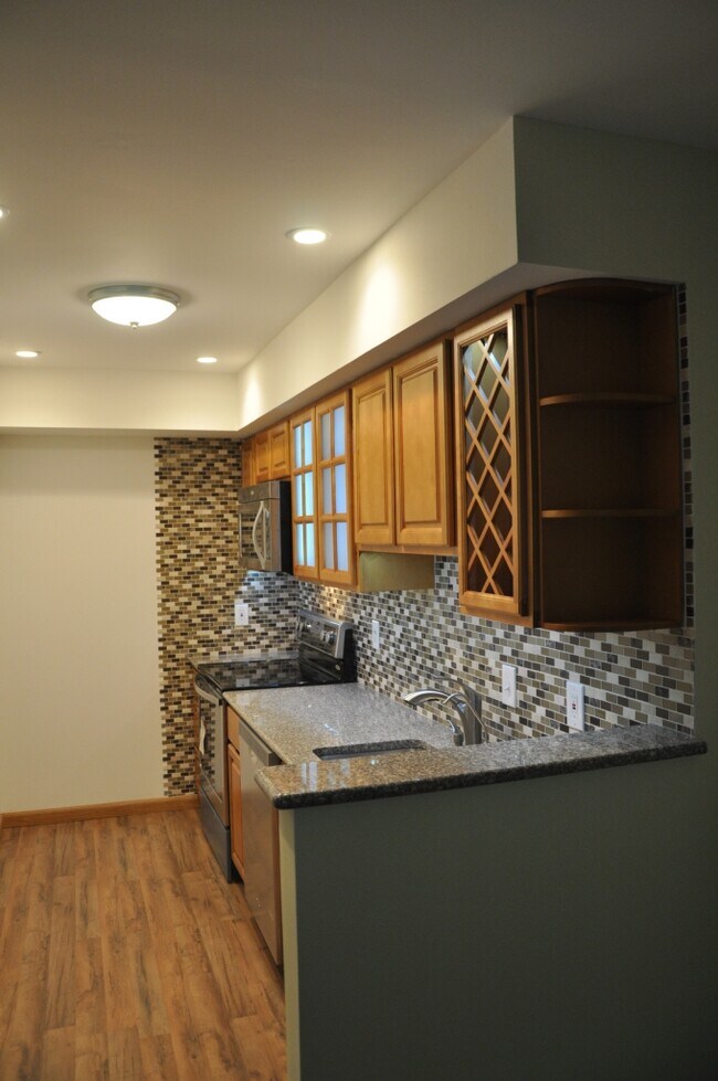 Building Photo - 570 Barrett Ave