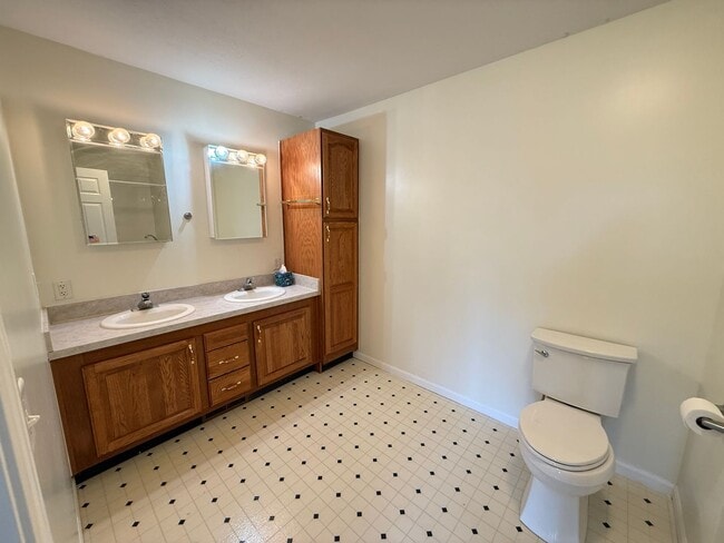 Building Photo - Spacious 3-Bedroom Home with Sunroom and Attached 2-Car Garage in Manchester, MI