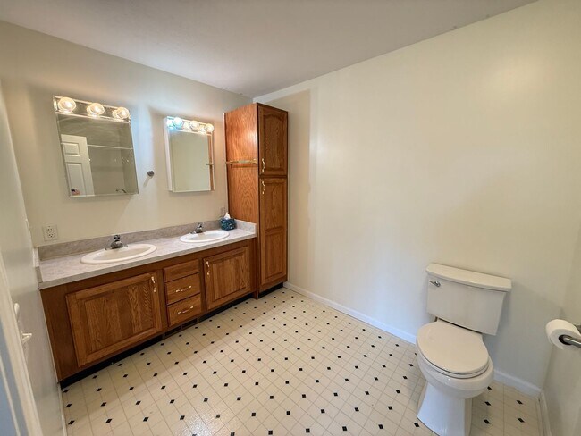 Building Photo - Spacious 3-Bedroom Home with Sunroom and Attached 2-Car Garage in Manchester, MI