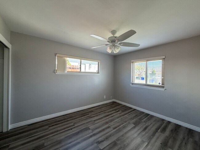 Building Photo - 5034 N Acacia Ave