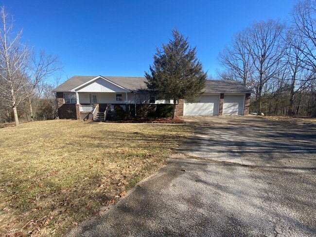 Building Photo - Large 4 Bed /  2 Bath Home