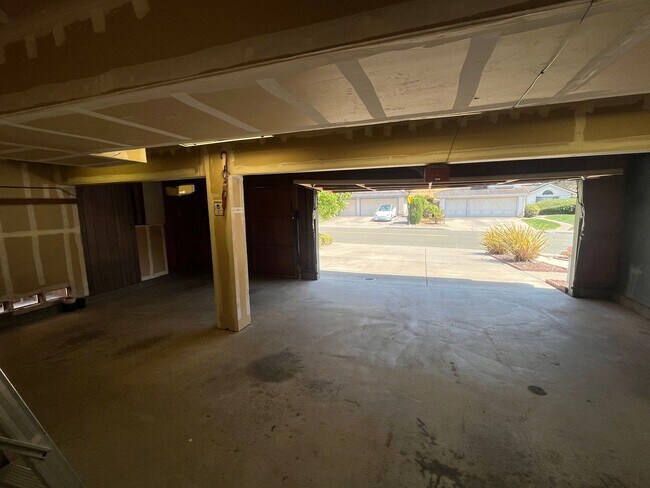Building Photo - 4 Bedroom Home with 3- Car Garage in Hercules