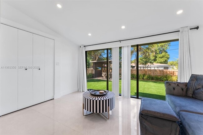 Building Photo - 231 NE 45th St