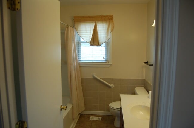 Building Photo - 5882 Clarksville Pike