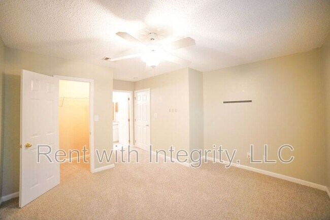 Building Photo - 1100 Greentree Ct