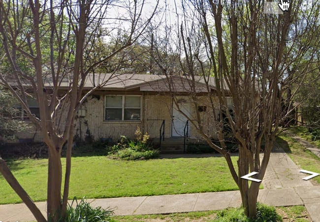 Building Photo - 210 W 14th St