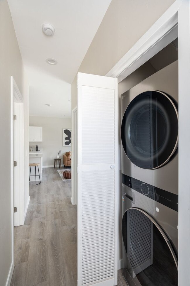 Building Photo - Spacious turfed yard!