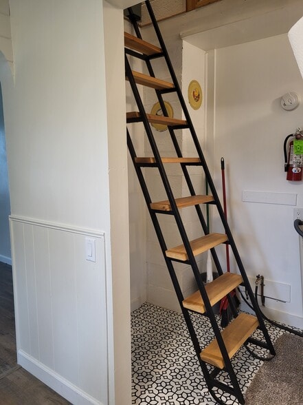 Access to Loft - 1135 Ralph St