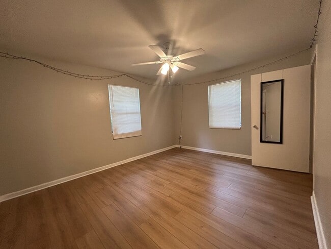 Building Photo - Beautiful 2/1 NW Gainesville with large yard