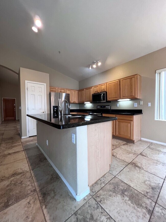 Building Photo - 4 BEDROOM WITH POOL