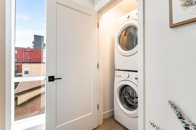 Building Photo - 2319 Franklin Ave E