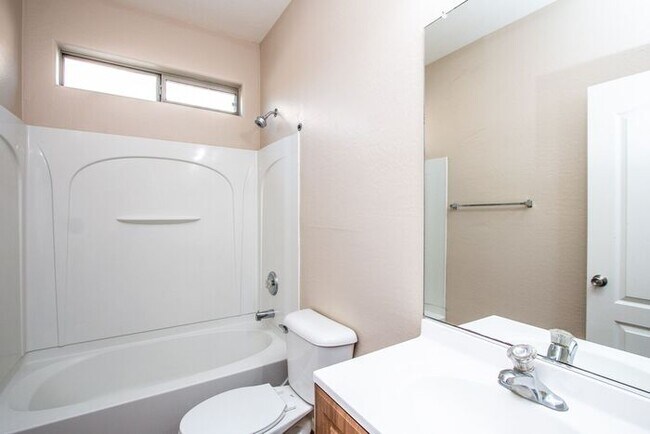 Building Photo - 5Bedroom/3Bath San Tan Vally Home!