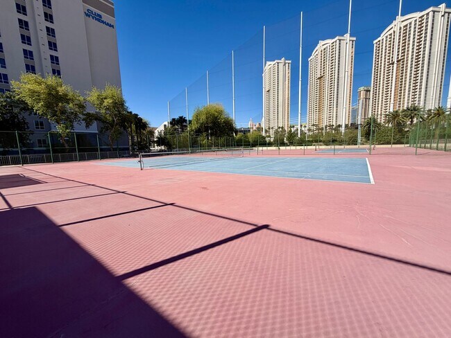 Building Photo - Gorgeous 2bedroom with amazing city views!