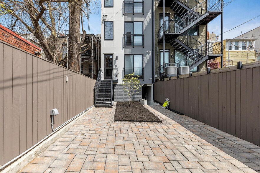 Building Photo - 2478 1/2 Ontario Road Northwest-SI ID1011218P