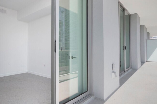 Building Photo - 400 Central Ave