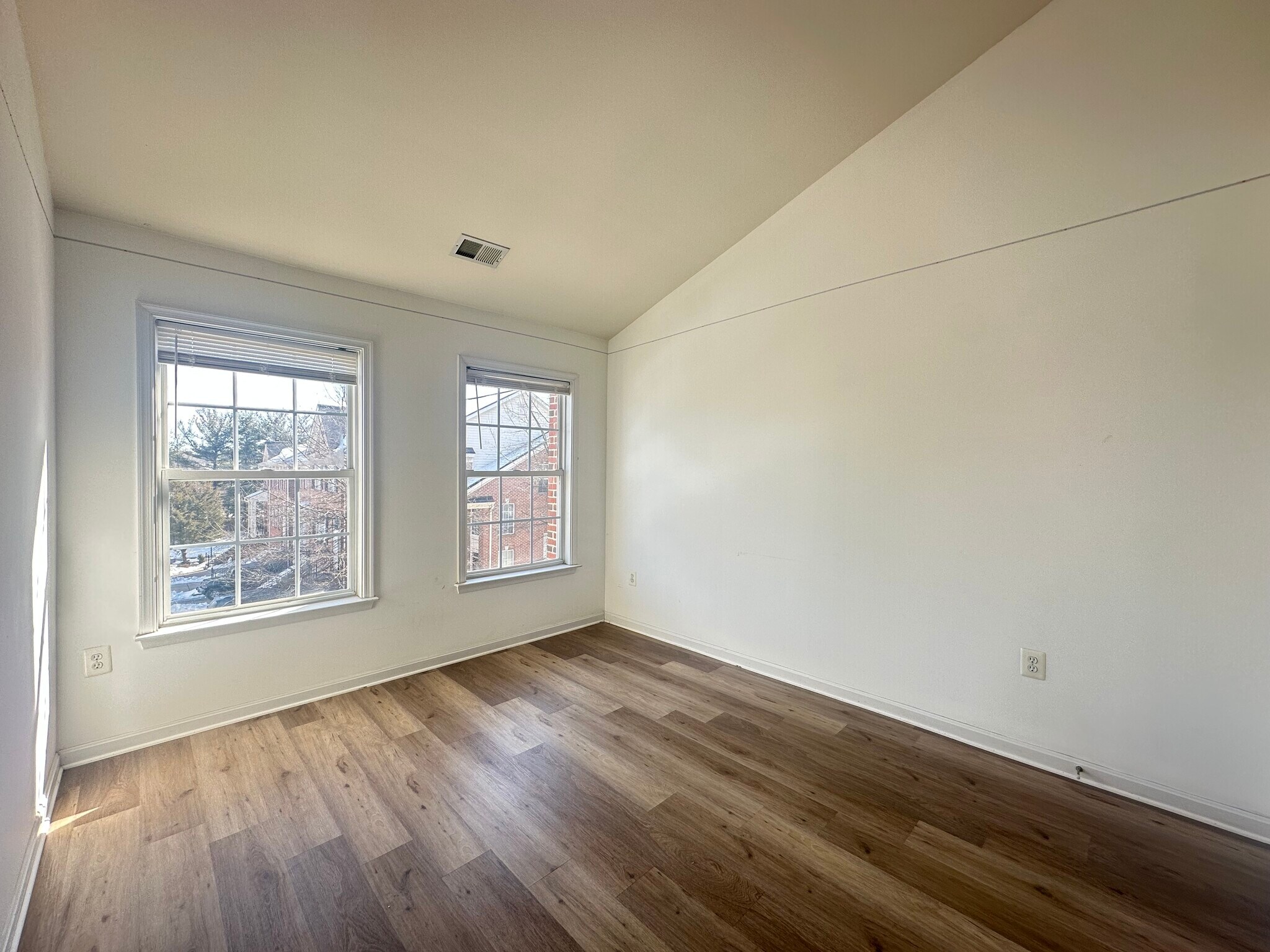 UL 2 - 4122 Dallas Hutchison St