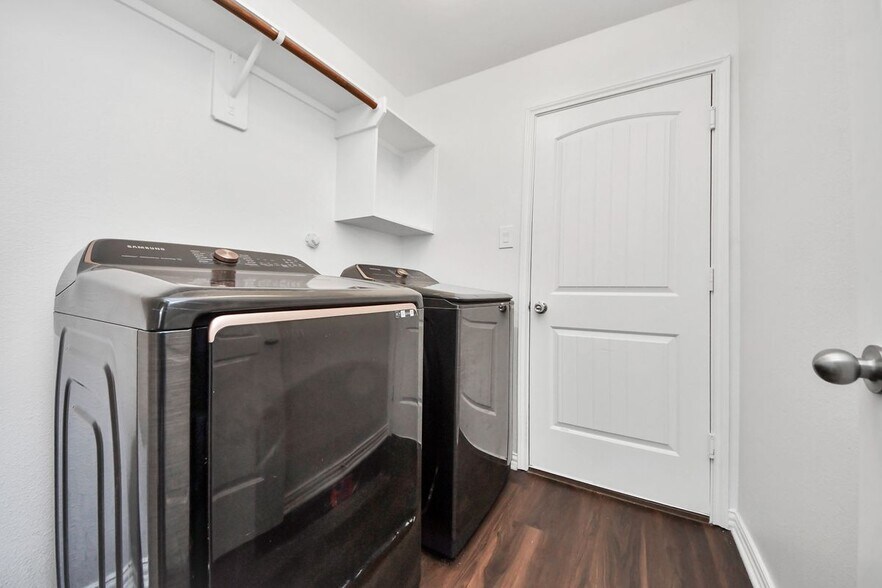 Building Photo - 10306 White Fir Villa Ave