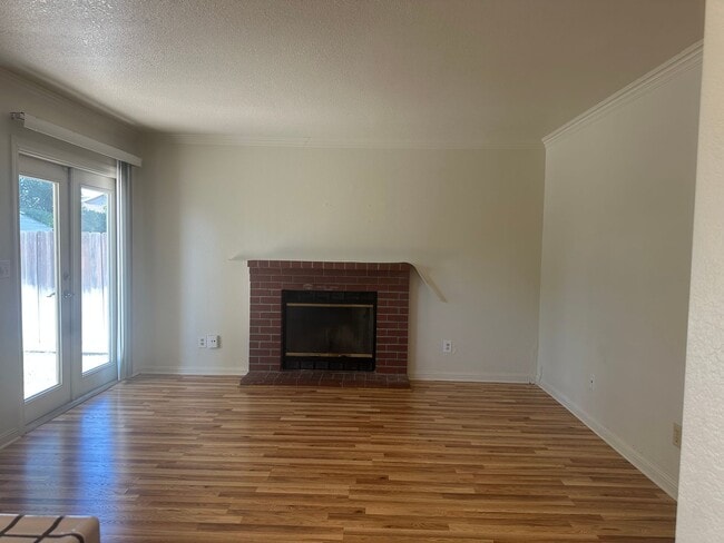 Building Photo - 4 Bedrom 2.5 baths Beauty