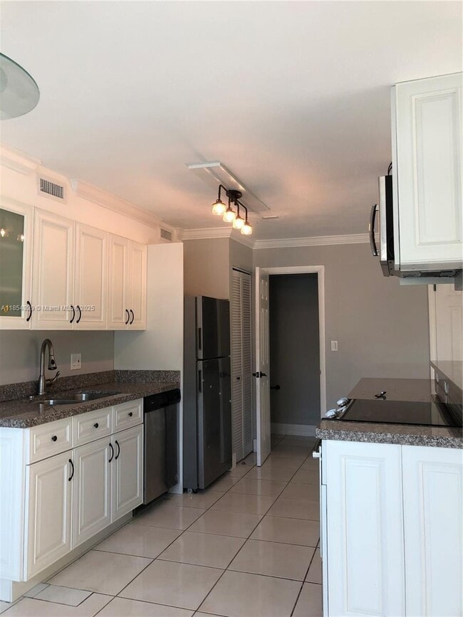 Building Photo - 15820 SW 90th Ct