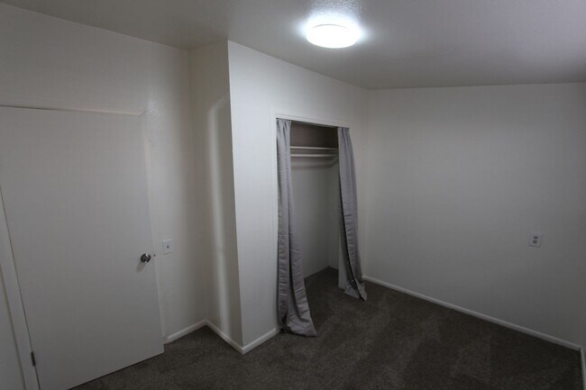 Building Photo - Bright 3-Bedroom Single-Level Duplex with Garage | 1,166 Sq Ft | Convenient Flagstaff Location