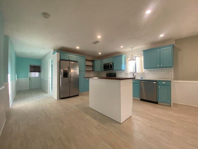 Building Photo - 3/2 Pool Home in Fairway Estates