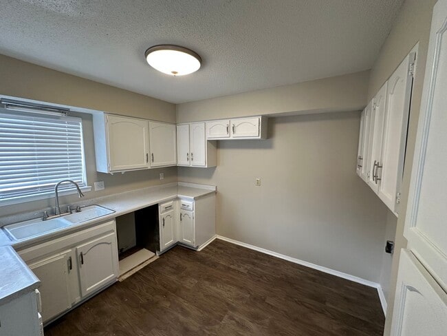 Building Photo - 2 bed 1.5 bath townhome located in the Millersville area.