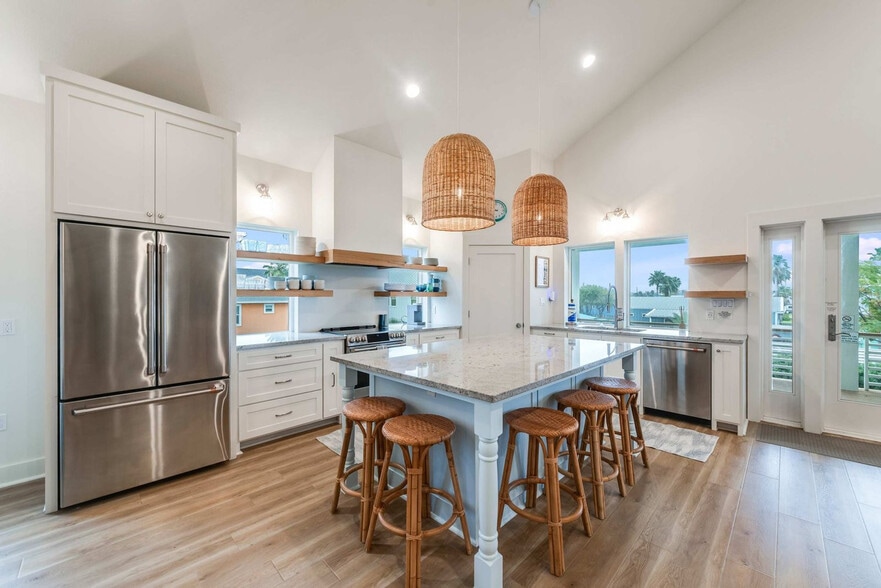 Building Photo - 119 6th St