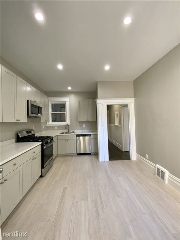 Building Photo - 652 S Van Ness Ave