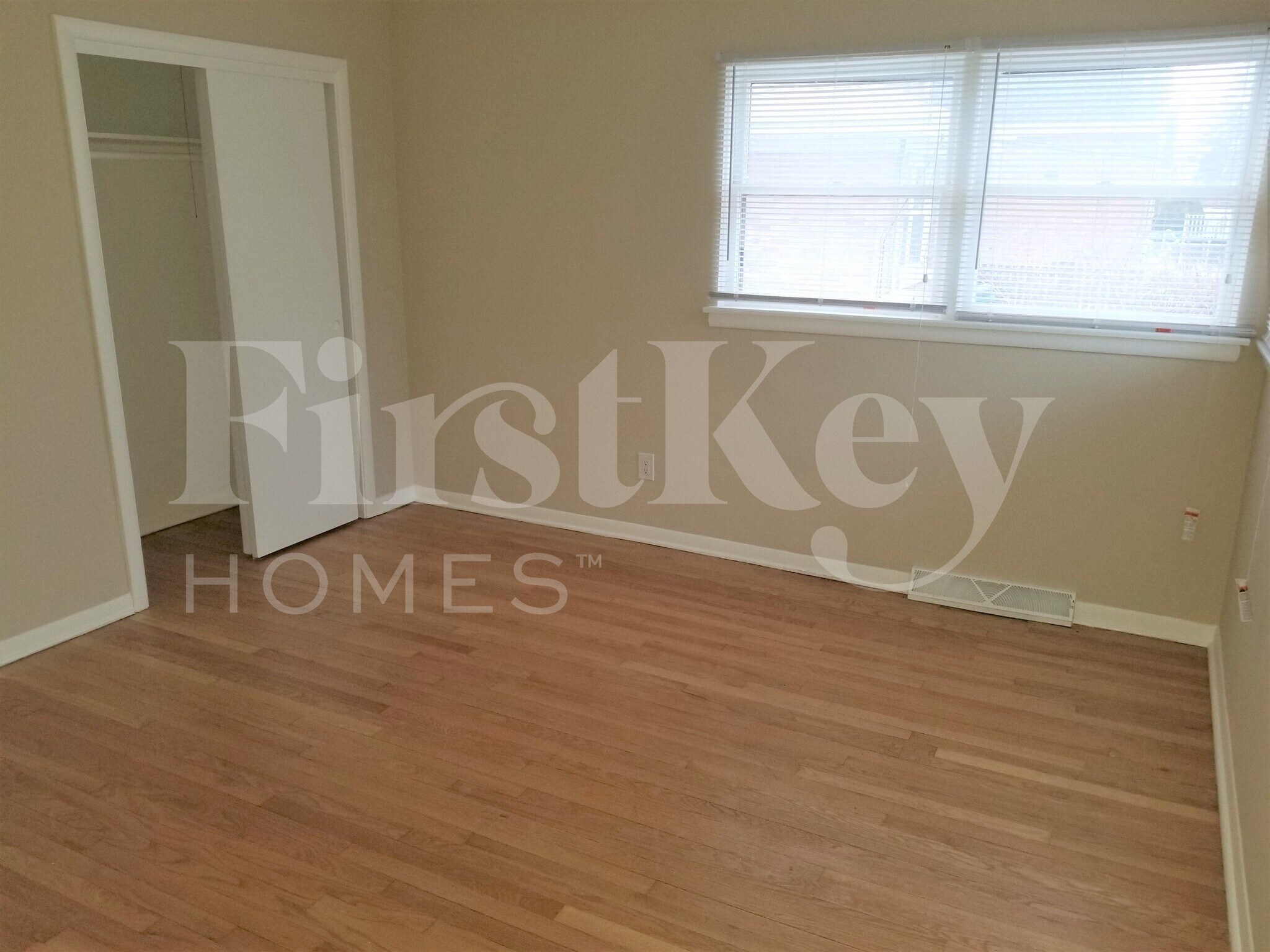 Building Photo - 1526 Mandel Ave