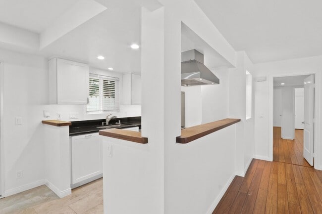 Building Photo - Coastal Living in the Heart of Corona del Mar