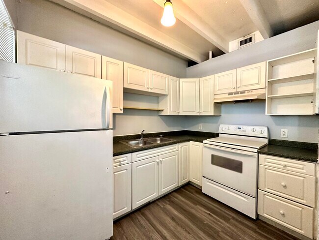 Building Photo - 527 48th St