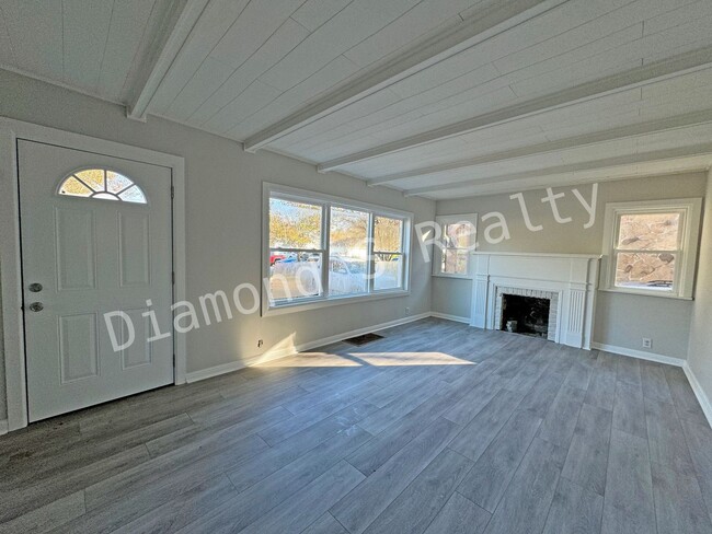 Building Photo - Gorgeous 2 bedroom, 1 bath home in a great...