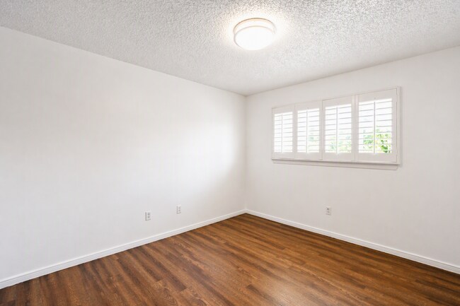 Building Photo - 220 Lilac Ct