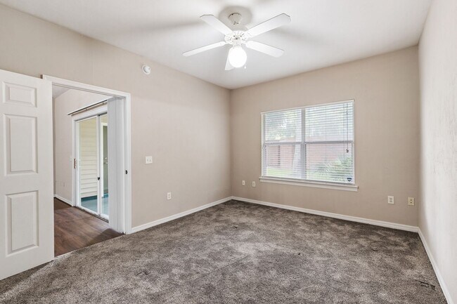 Building Photo - 2/2 Greens Condo at West End - Available July 10, 2026