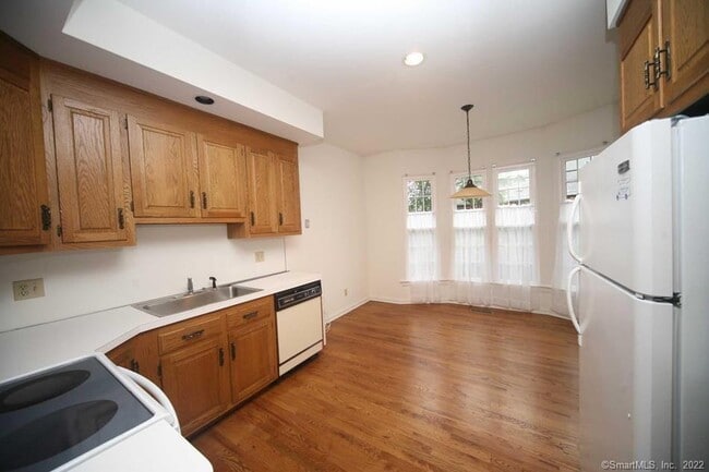 Building Photo - 37 Maple St