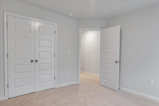 Building Photo - MOVE IN READY