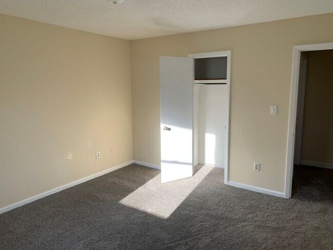 Building Photo - End unit townhouse-Completely remodeled!!