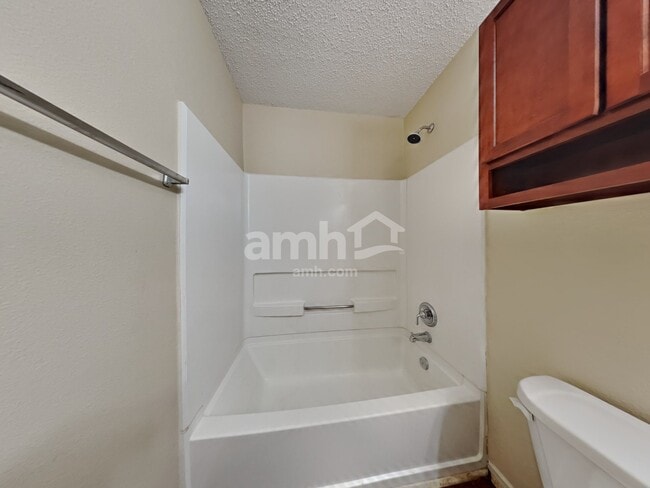 Building Photo - 5622 N Jefferson Dr