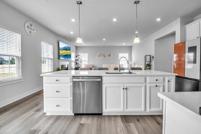 Building Photo - 4966 Brauer Dr