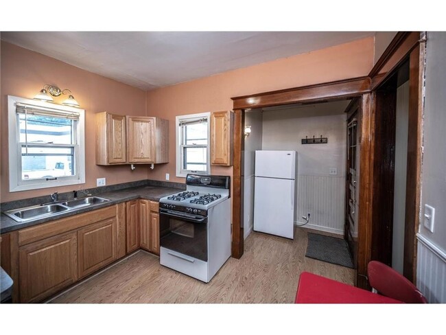 Building Photo - August 1st 2026- Large 5 Bedroom Single Fa...