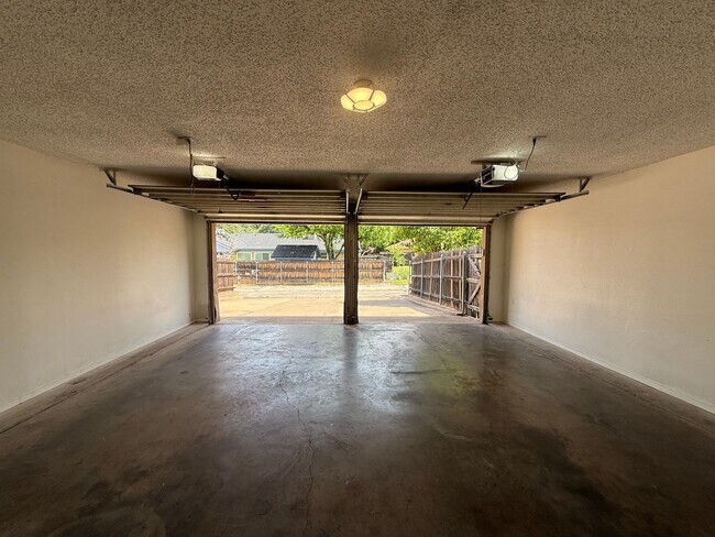 Building Photo - BEAUTIFUL 4 Bedroom 2 Bath  home with spacious backyard AVAILABLE NOW!
