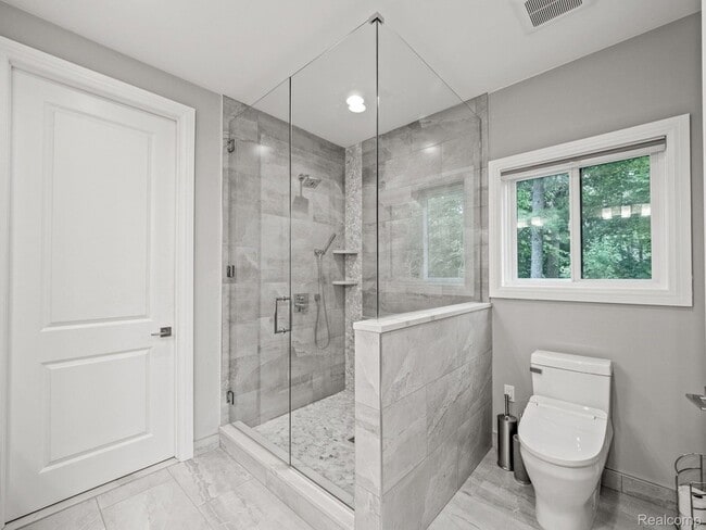 Building Photo - 3511 Lakecrest Dr