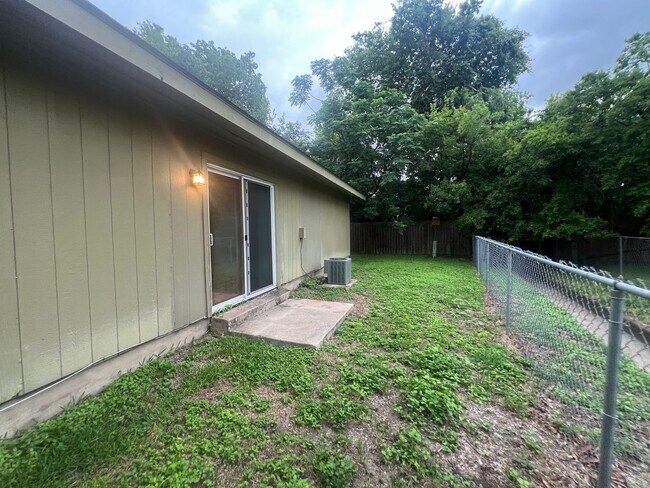 Building Photo - 2/1 with Carport / Fridge / No Carpet /Gas...