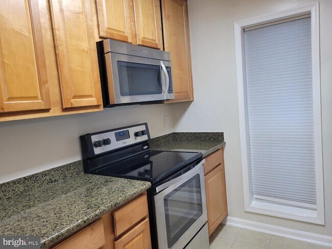 Building Photo - 3178 Summit Square Dr