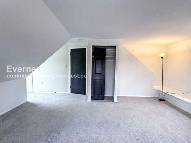 Building Photo - 9 Country Club Dr